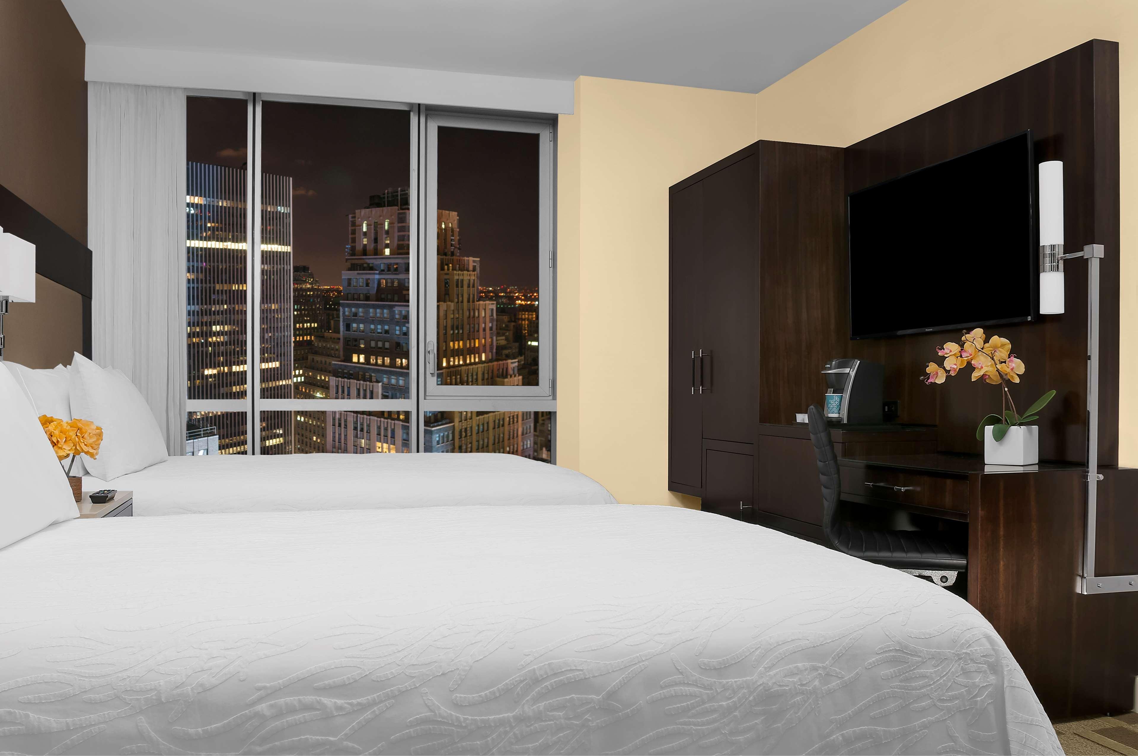 Hilton Garden Inn New York - Times Square Central Екстериор снимка