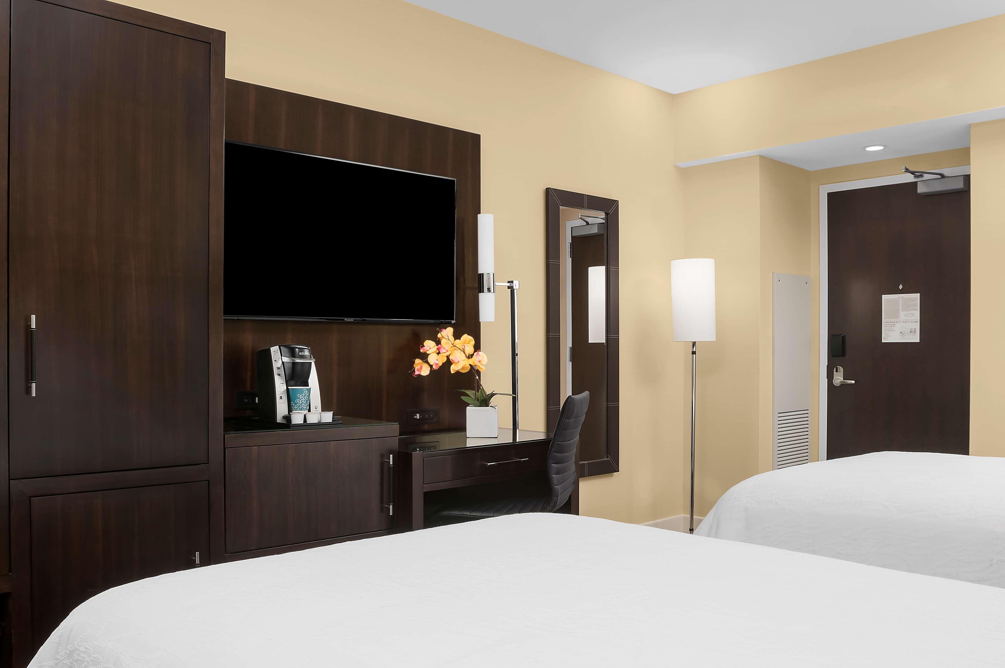 Hilton Garden Inn New York - Times Square Central Екстериор снимка