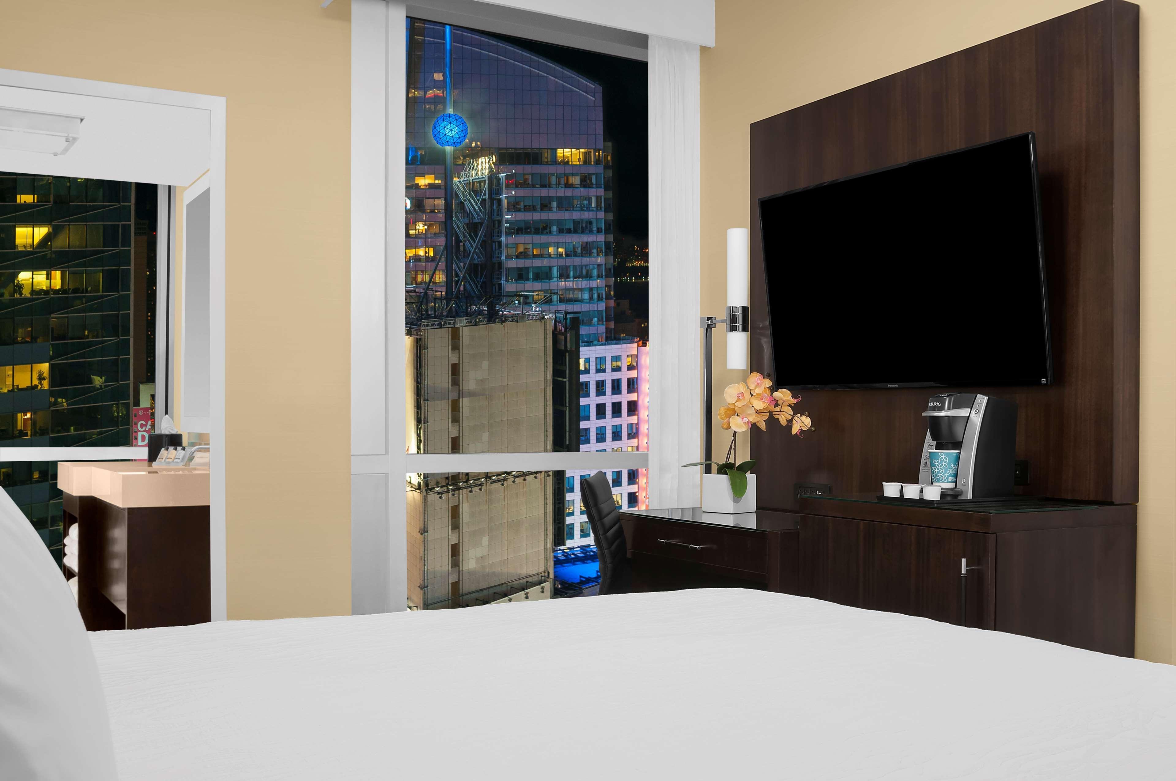 Hilton Garden Inn New York - Times Square Central Екстериор снимка
