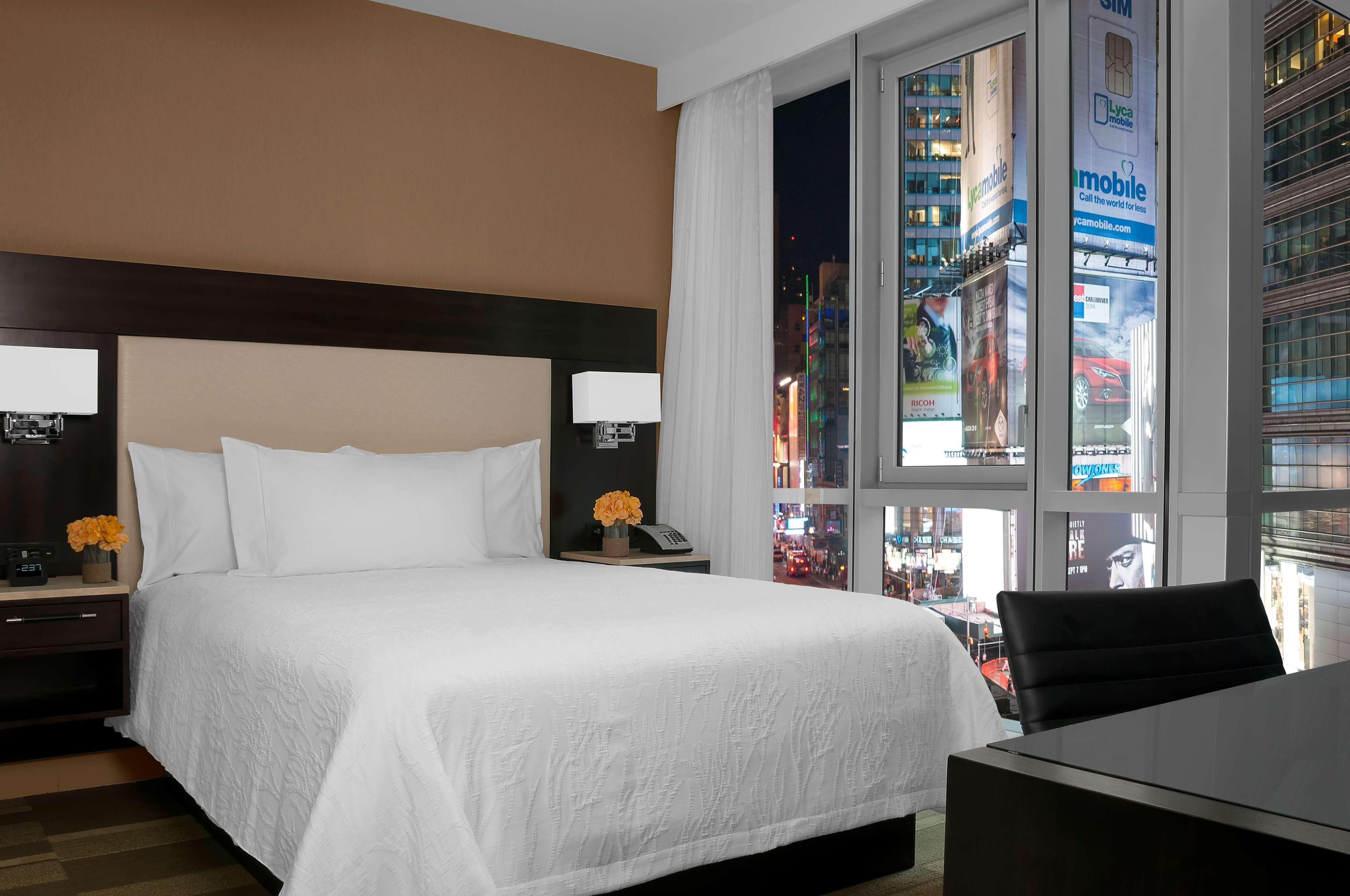 Hilton Garden Inn New York - Times Square Central Екстериор снимка