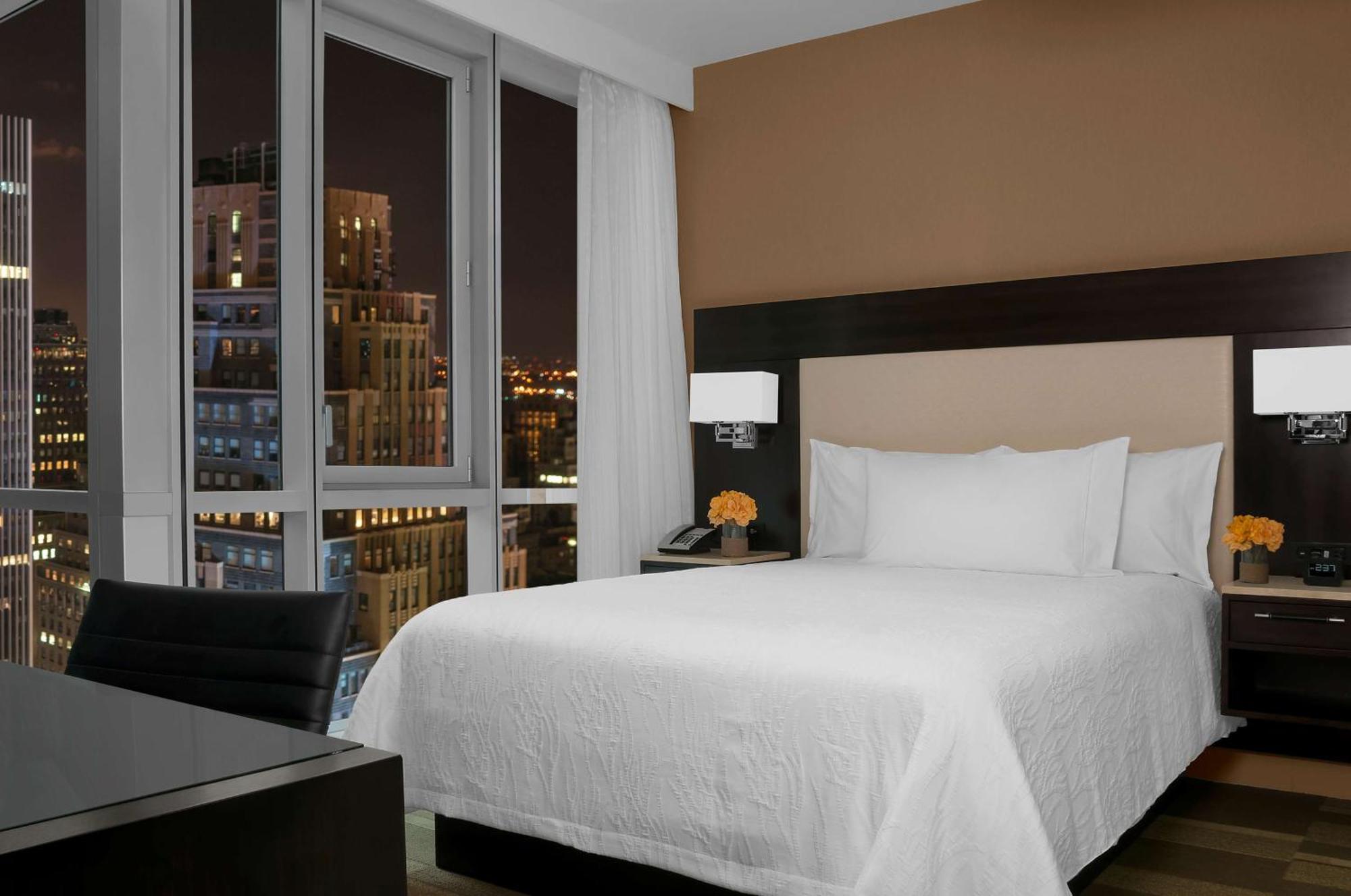 Hilton Garden Inn New York - Times Square Central Екстериор снимка