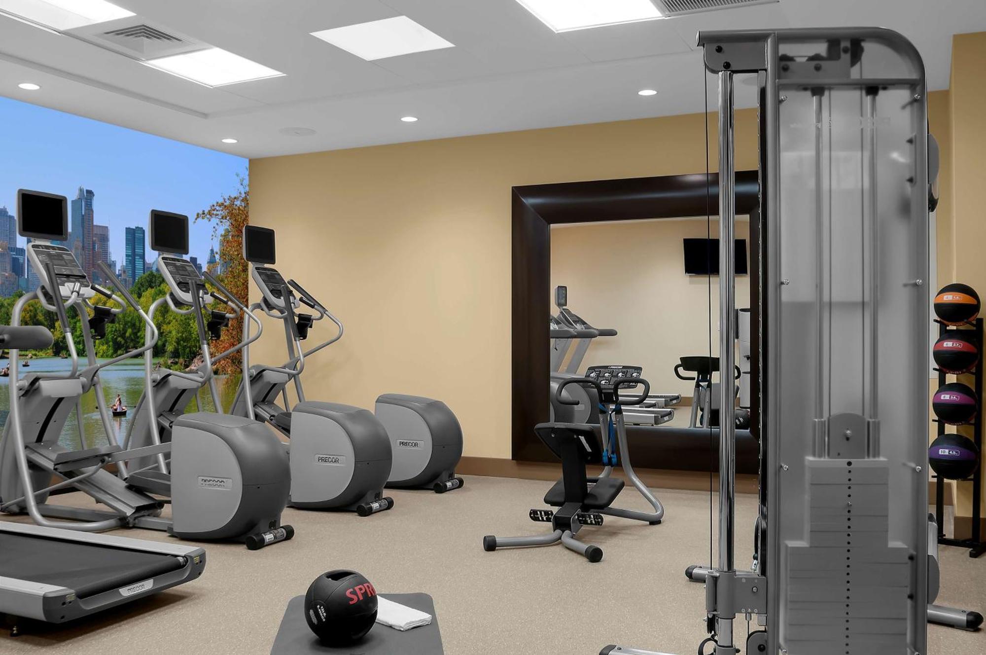 Hilton Garden Inn New York - Times Square Central Екстериор снимка