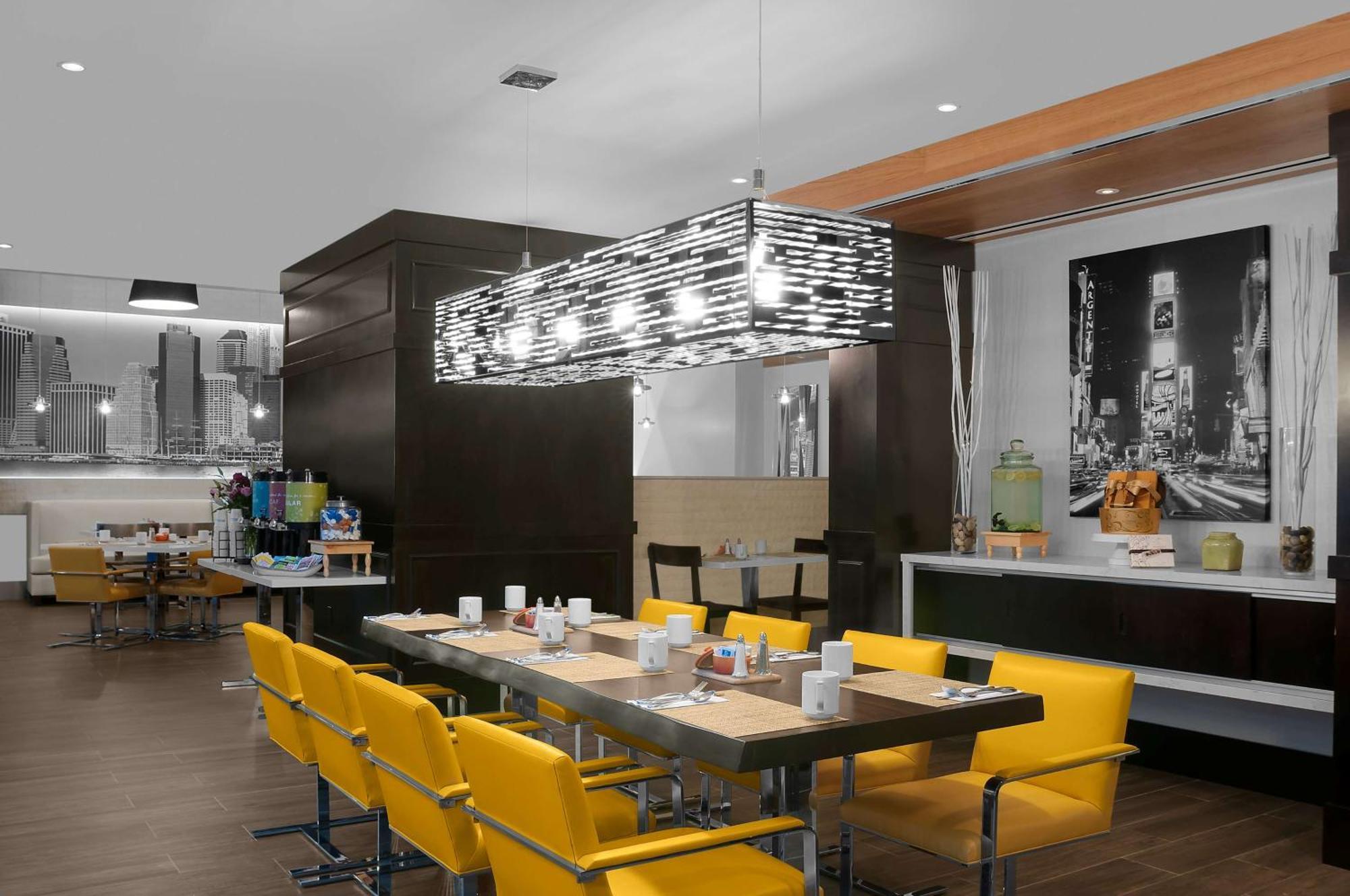 Hilton Garden Inn New York - Times Square Central Екстериор снимка