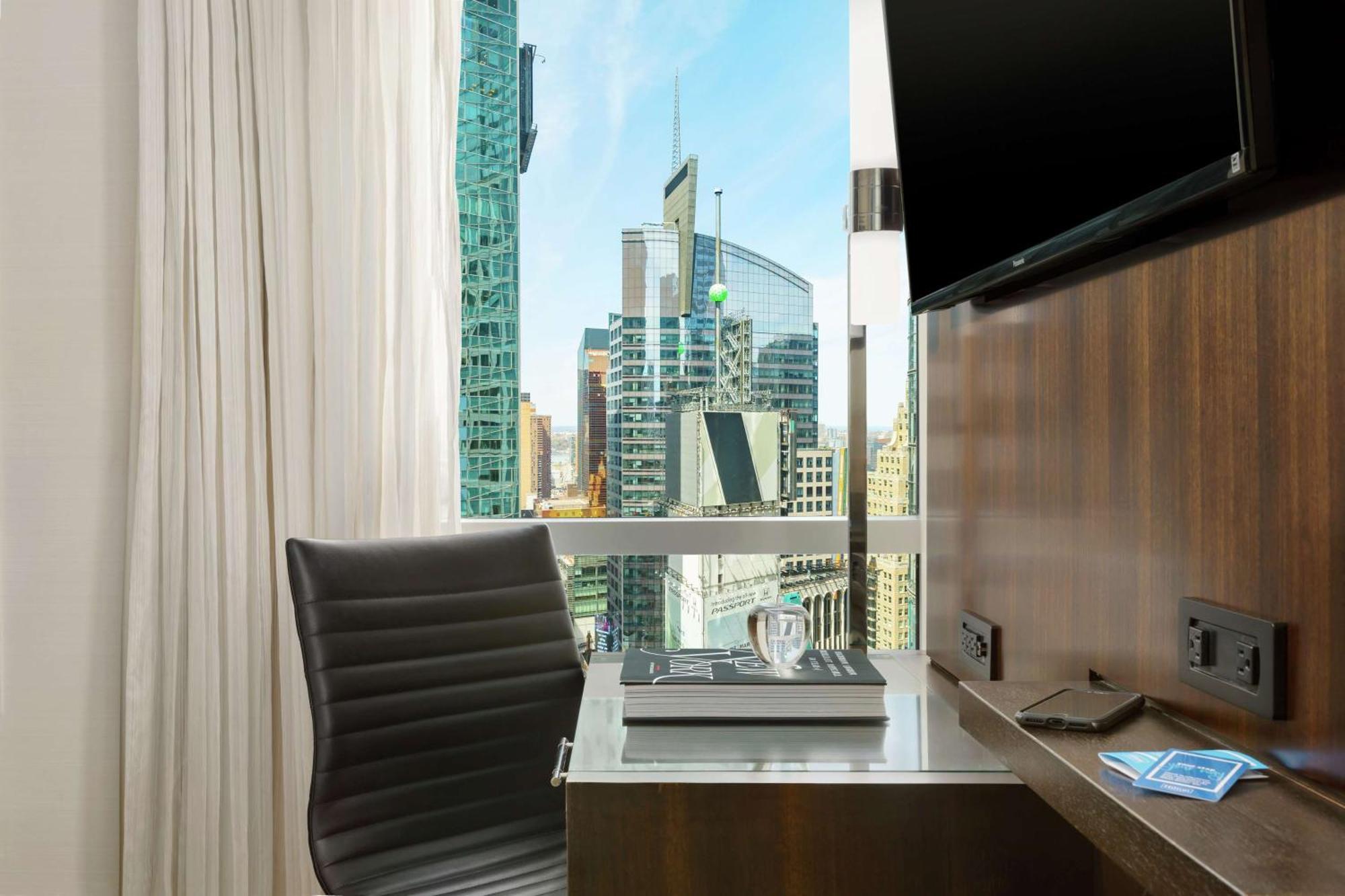 Hilton Garden Inn New York - Times Square Central Екстериор снимка