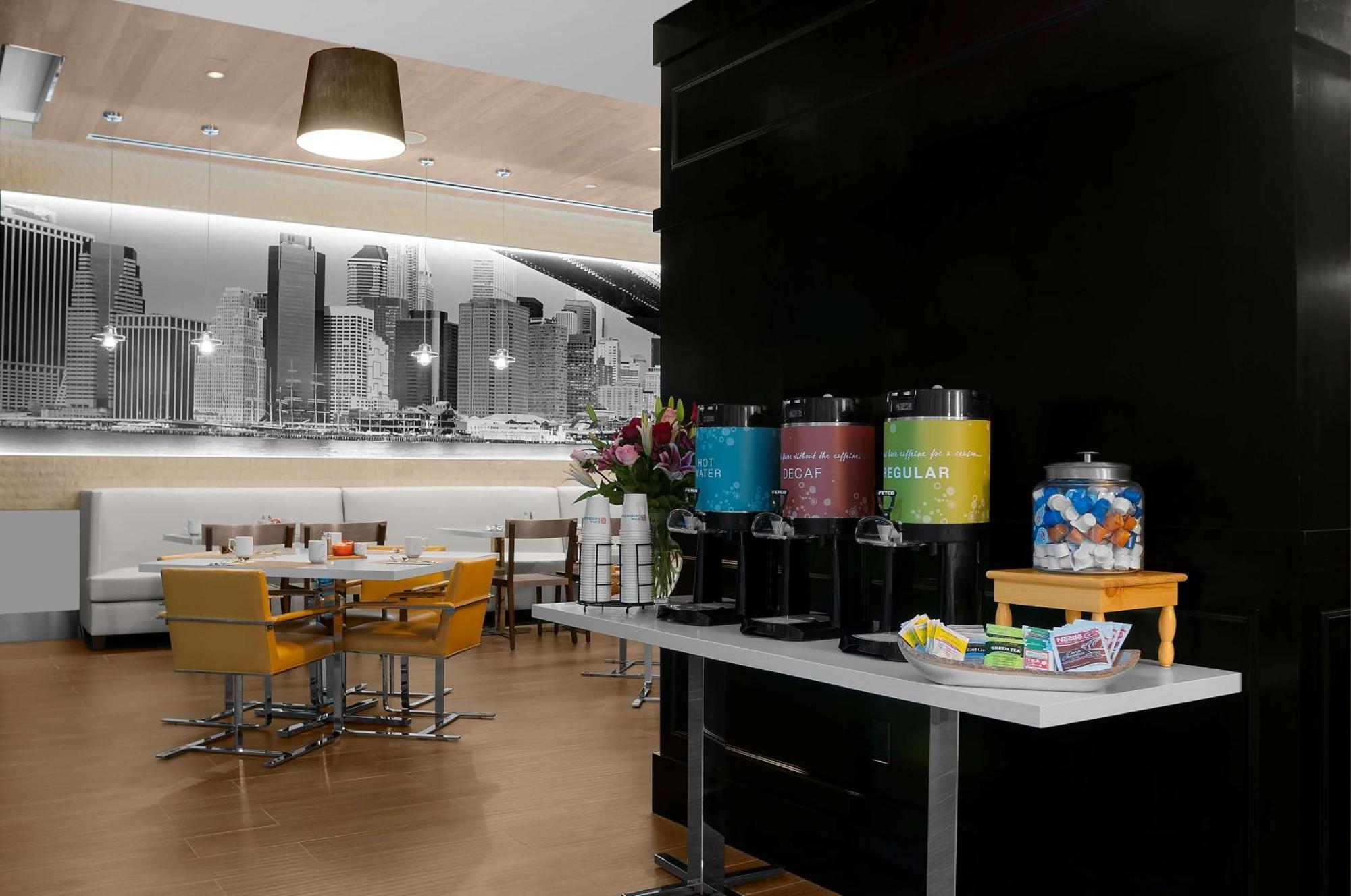 Hilton Garden Inn New York - Times Square Central Екстериор снимка