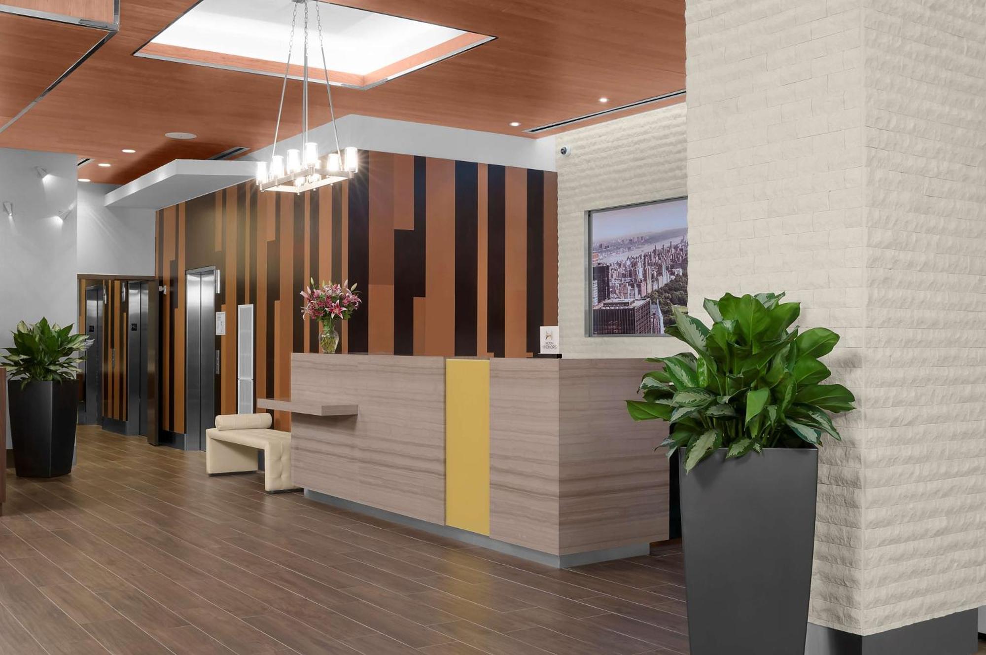 Hilton Garden Inn New York - Times Square Central Екстериор снимка