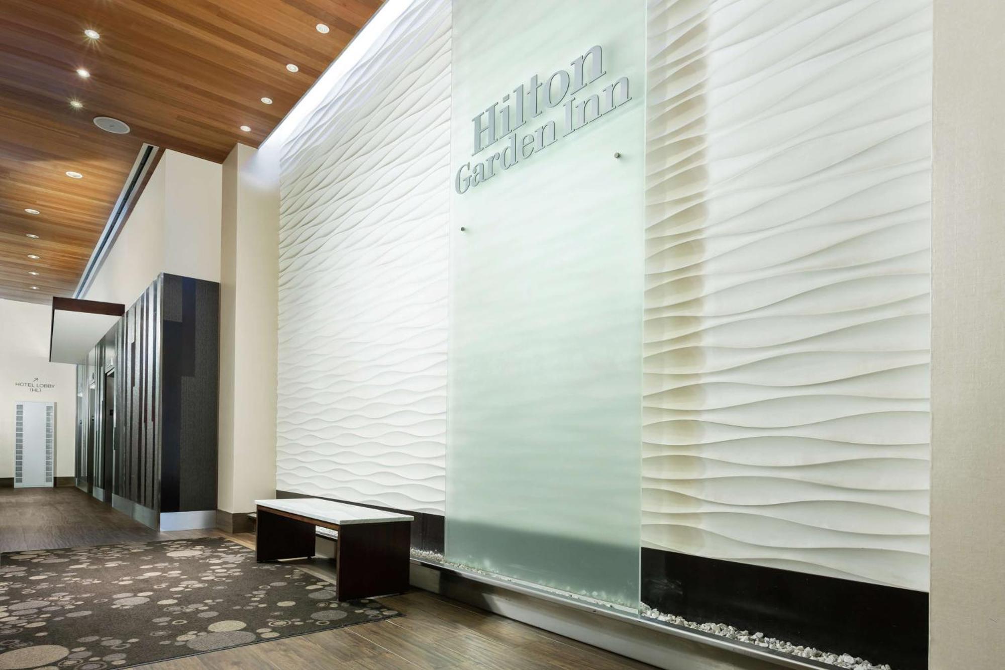 Hilton Garden Inn New York - Times Square Central Екстериор снимка