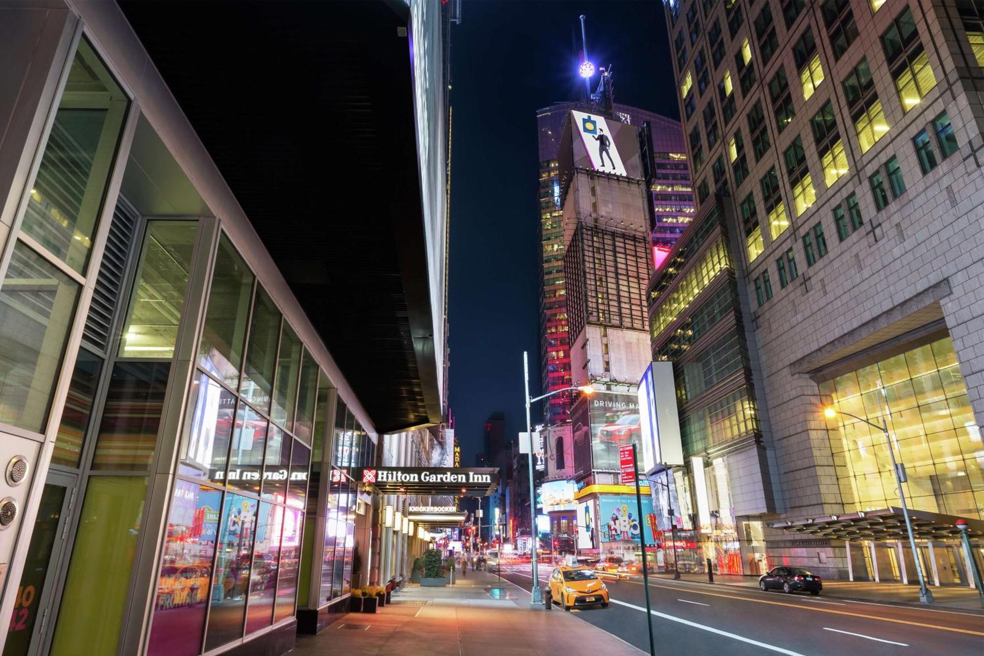 Hilton Garden Inn New York - Times Square Central Екстериор снимка